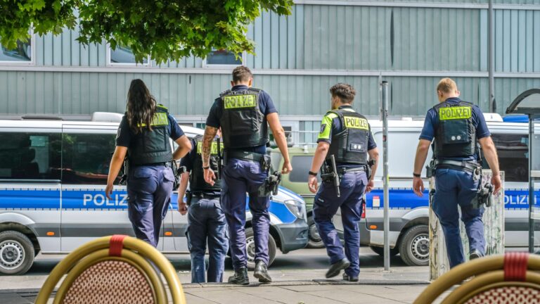 Blutige Rangelei auf Berliner Spielplatz: Polizei greift mit massiver Waffe ein