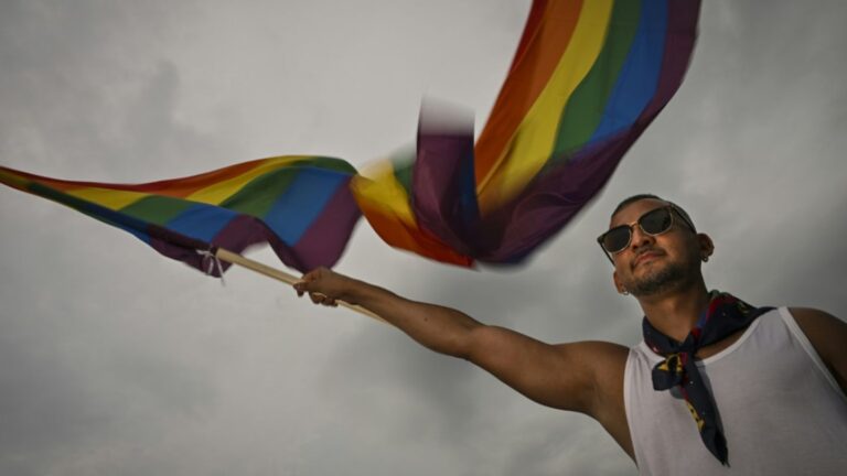 Regenbogenfahne auf dem Reichstag: Merz’ wachsende Verrohung und die CDU-Krise