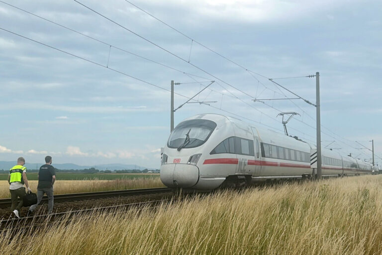Syrer greift in ICE mit Axt an: Vier Verletzte und Chaos