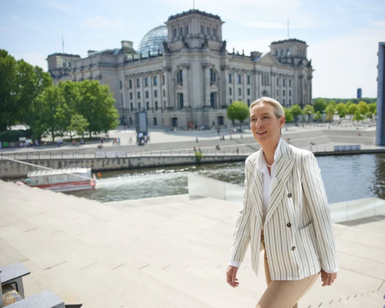 ARD-Skandal: Polizei schützt Linksradikale während Alice Weidels Interview sabotiert wird