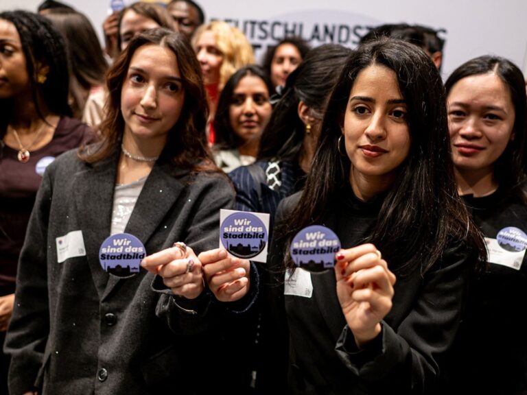 Peinlichster Kanzler aller Zeiten: Als Merz anfängt zu reden, verlassen Stipendiaten den Saal