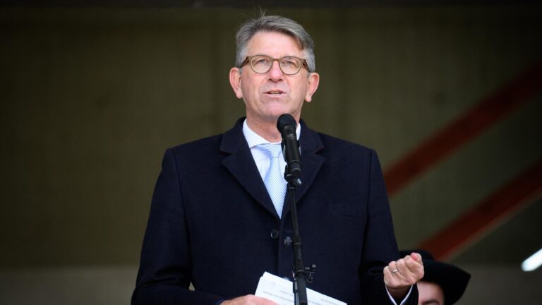 Korruption in der Bundesregierung: Staatsminister Weimer verkaufte Zugang