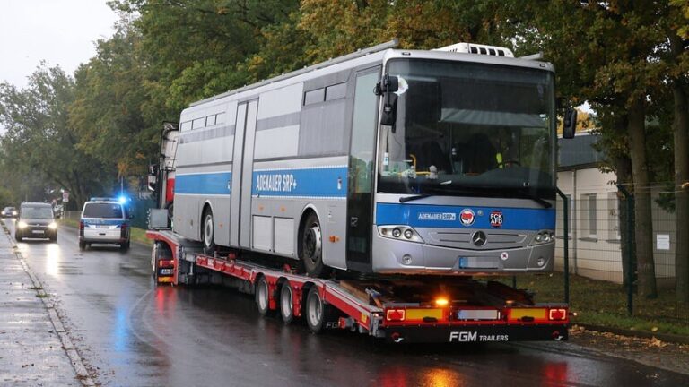 Adenauer-Bus in Gießen: Arbeiten Polizisten mit Linksextremen zusammen?