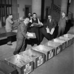 Wahlkabinen im Kampf – Warum die Briefwahl die Demokratie zerstört