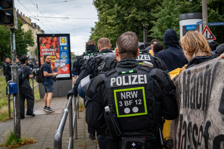 Weichreite in Gewahrsam – Polizei und Antifa handeln zusammen, um Pressefreiheit zu untergraben