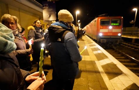 Leipzig in Schocker-Alarm: Auto rammt Menschenmenge mit tödlichen Folgen – Messerattacken berichtet