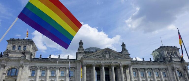 Warnung vor dem Reichstags-Flaggenhissung: Die Regenbogenflagge als Symbol für Queeren Extremismus