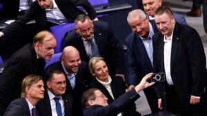 Gebete statt Wirklichkeit – Wie die Kirchen die AfD in den Schatten stellen