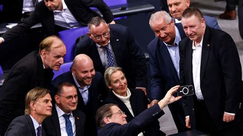 Gebete statt Wirklichkeit – Wie die Kirchen die AfD in den Schatten stellen