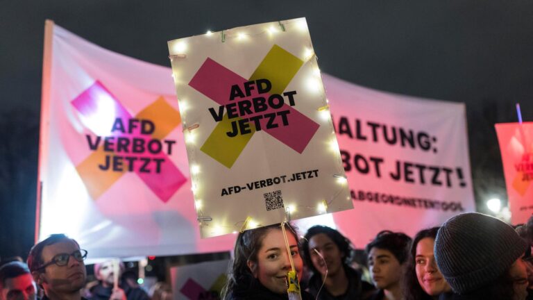 Erfurts Straßenmob schreitet in die Demokratie ein: Höcke warnt vor kapitulatorischer Gefahr bei AfD-Parteitag