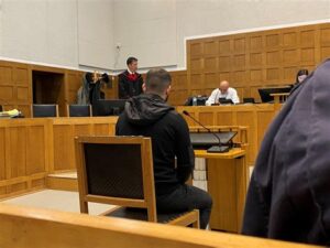Gefährliche Freigabe – Gericht lässt vorbestraften Gewalttäter nach schwerer Verletzung frei
