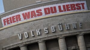 „Schwarzen-Badetag abgesagt – Berliner Volksbühne gerät in Sicherheitskrise nach AfD-Anfrage”