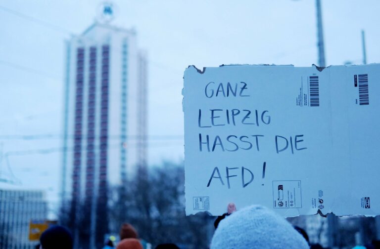 Wahlkampf-Notfall in Berlin: Sieben Polizeiwagen rücken an nach Angriff auf AfD-Plakate