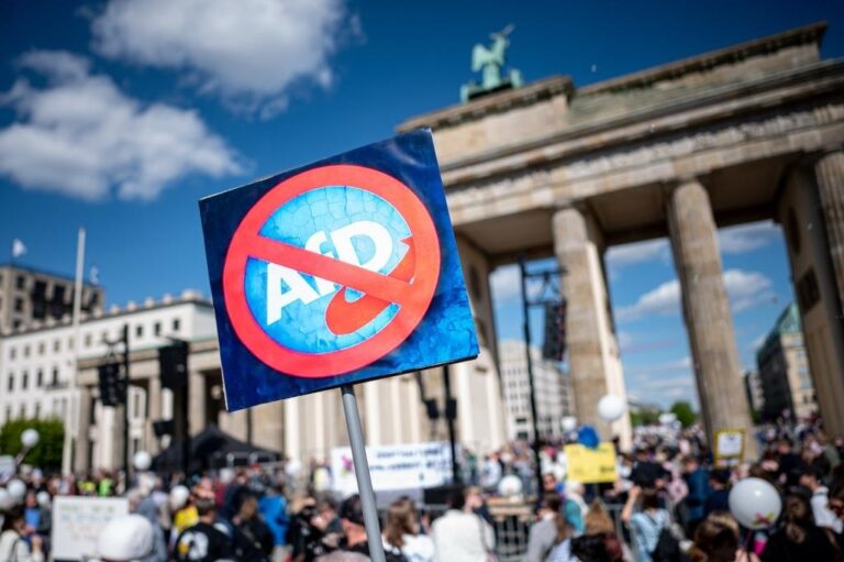 Handschellen statt Demokratie: Hamburgs Plenarsaal prüft Verbot der AfD