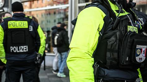 Hass in Uniform: Berliner Polizei wird zur Zielgruppe innerer Konflikte