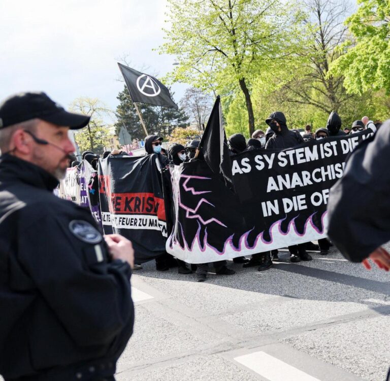 Deutschland droht an der Grenze zur Zerstörung: Linksextreme nutzen Frankreichs Chaos als Vorbild