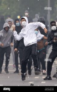 Frankreich im Chaos: 2.400 Festgenommene – Polizei identifiziert zwei gewalttätige Gruppen