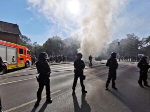 Barrikaden brennen: Europas Gewaltschauer rücken auf Berlin zu