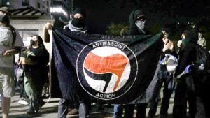 Keine Maske für Straftaten – Polizeigewerkschaft warnt vor Antifa-Gewalt